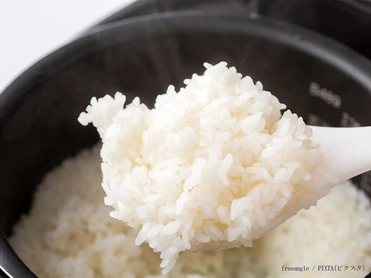 『炊きたてご飯　炊飯器』の写真