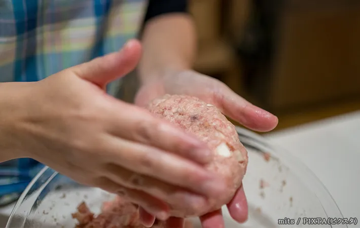 ハンバーグを作っている写真