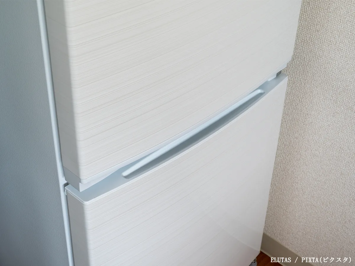 壁にぴっちり付けた冷蔵庫の写真