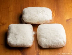 ラップで冷凍したご飯の写真