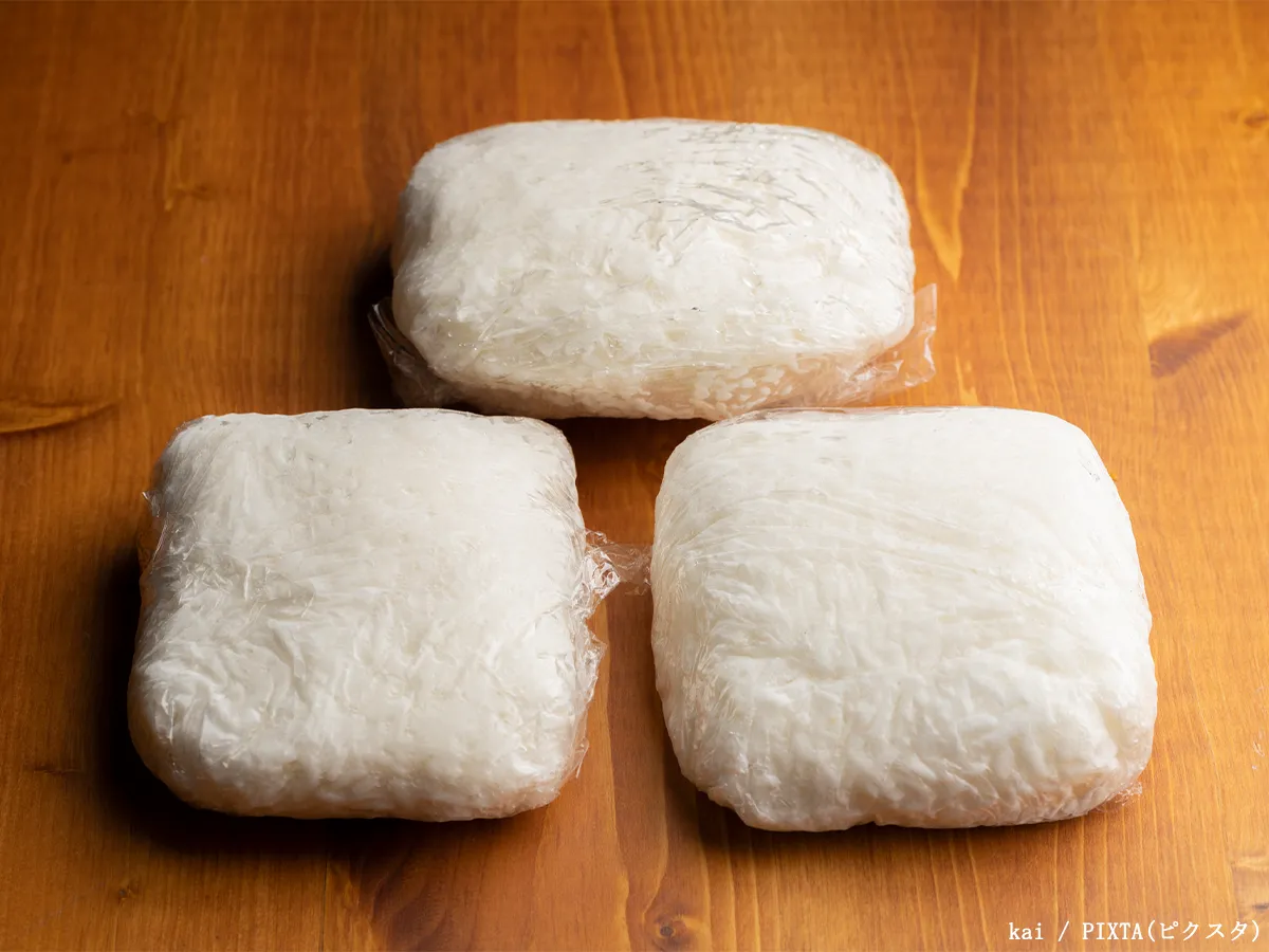 ラップで冷凍したご飯の写真