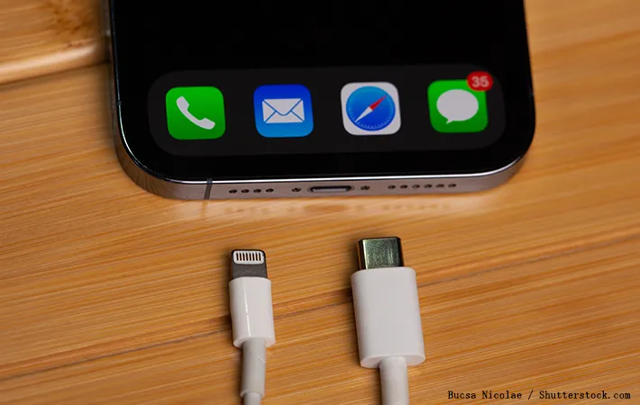 iphoneを充電しようとしている写真