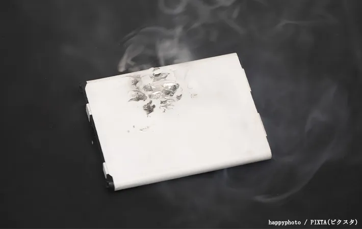 発熱により発火するリチウムイオン電池の写真