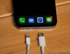 スマホを充電する写真