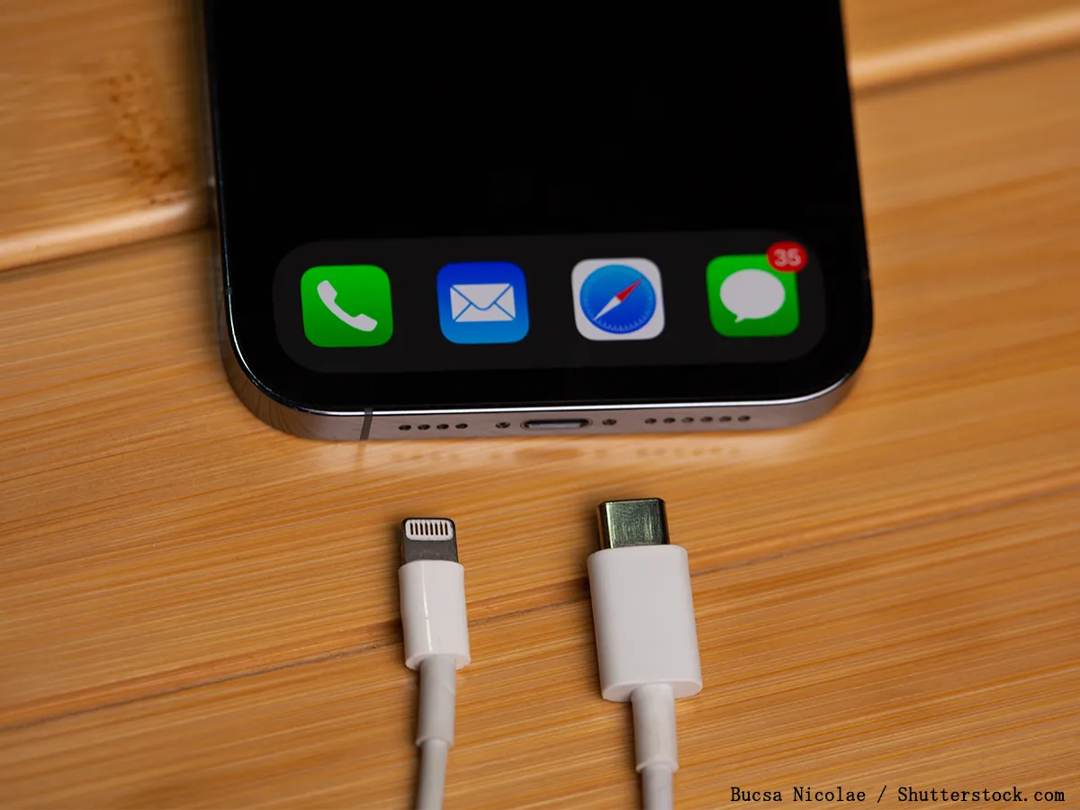 スマホを充電する写真