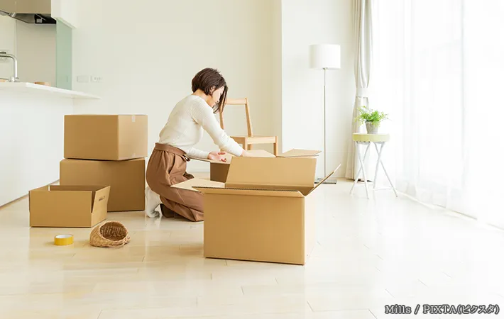 引っ越しの作業をする人の写真