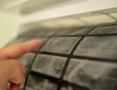 ホコリが溜まったエアコンフィルターの写真