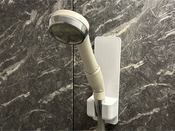 『ダイソー』の『シャワーホルダー』を使ってみた画像（撮影：grapeライフハック編集部）