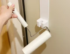『シャワーホルダー』に粘着クリーナーを収納している画像（撮影：grapeライフハック編集部）