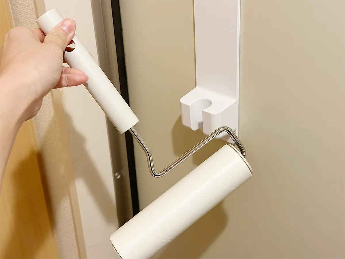 『シャワーホルダー』に粘着クリーナーを収納している画像(撮影:grapeライフハック編集部)