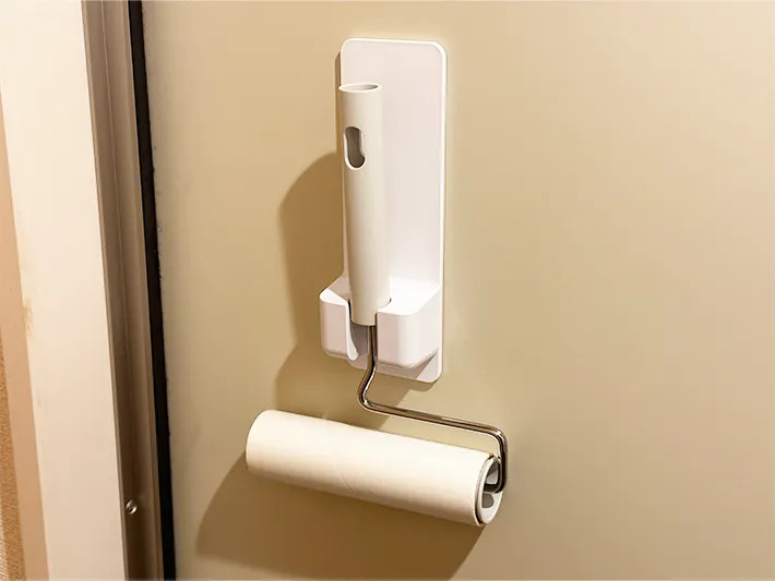 『ダイソー』の『シャワーホルダー』に粘着クリーナーを収納した画像（撮影：grapeライフハック編集部）