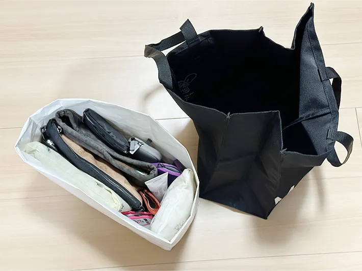 紙袋で作ったバッグインバッグに荷物を入れた画像（撮影：grapeライフハック編集部）