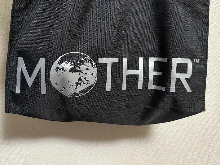 紙袋で作ったバッグインバッグをトートバッグに入れた時の底部分の画像（撮影：grapeライフハック編集部）