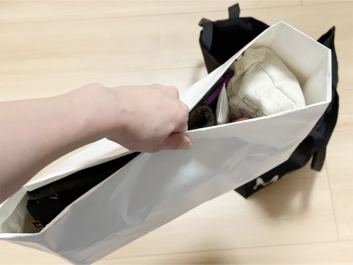 紙袋で作ったバッグインバッグを手に持つ画像（撮影：grapeライフハック編集部）
