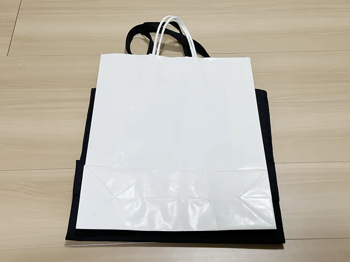 トートバッグの上に紙袋を置いた画像（撮影：grapeライフハック編集部）