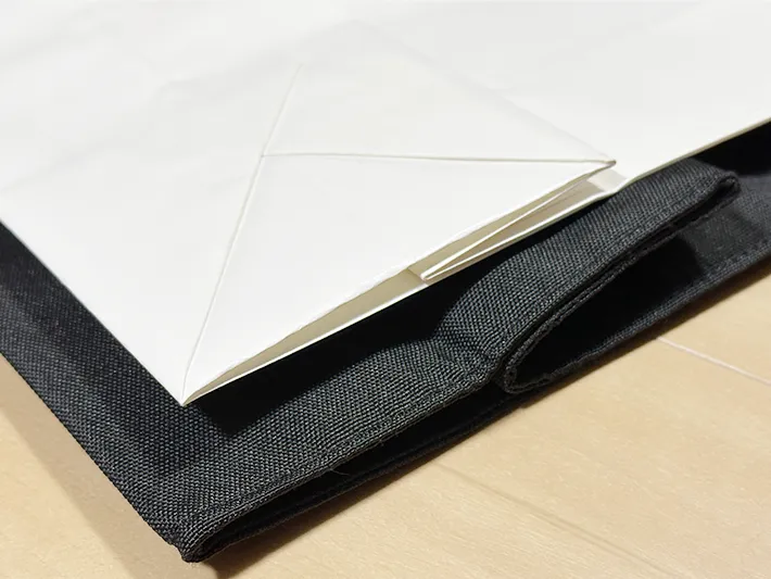 トートバッグの上に紙袋を置いた画像（撮影：grapeライフハック編集部）