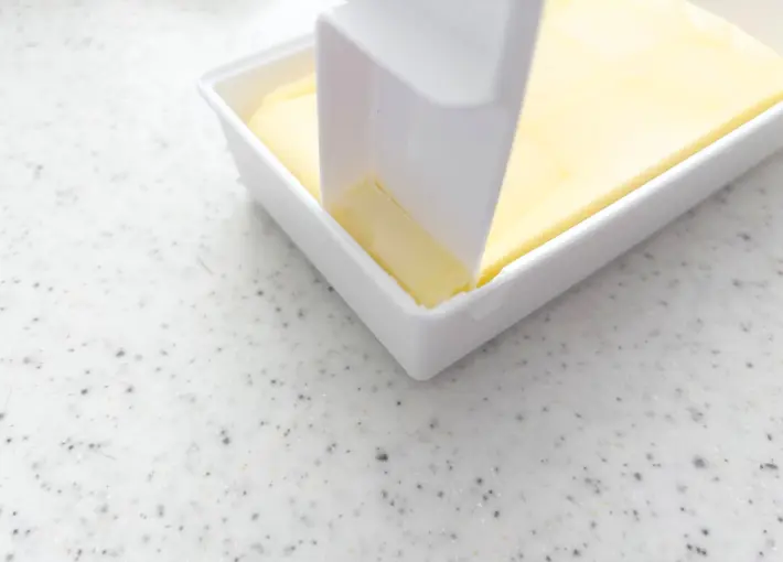 バターをカットしている画像（撮影：エニママ）