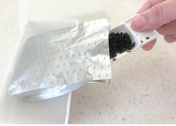 茶葉をすくっている画像（撮影：エニママ）