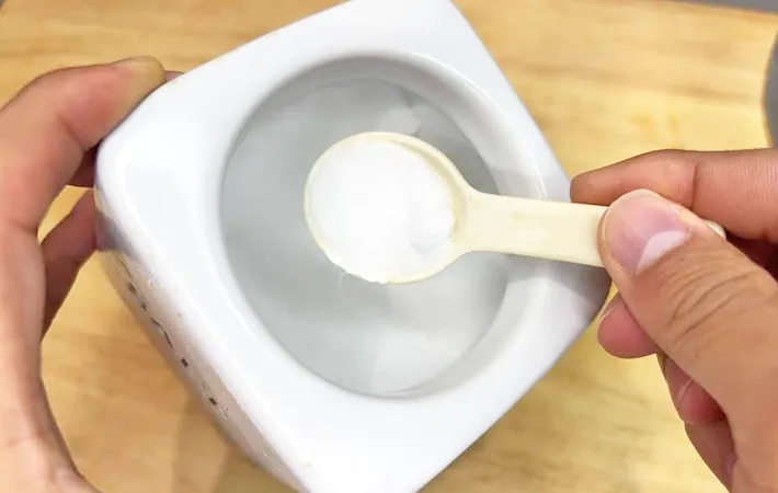 『塩を小さじで測る』写真（撮影：キジカク）