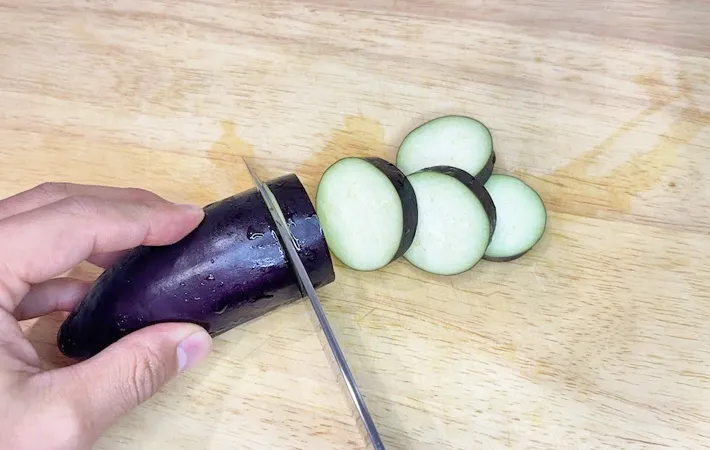 『ナスをカットする』写真（撮影：キジカク）