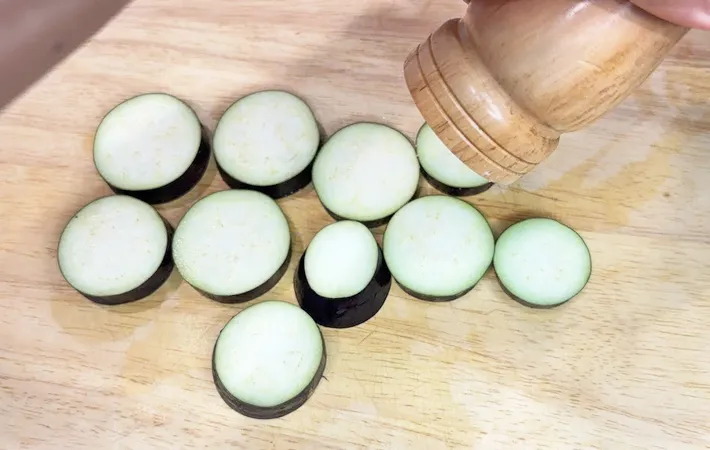 『ナスに塩を振る』写真（撮影：キジカク）