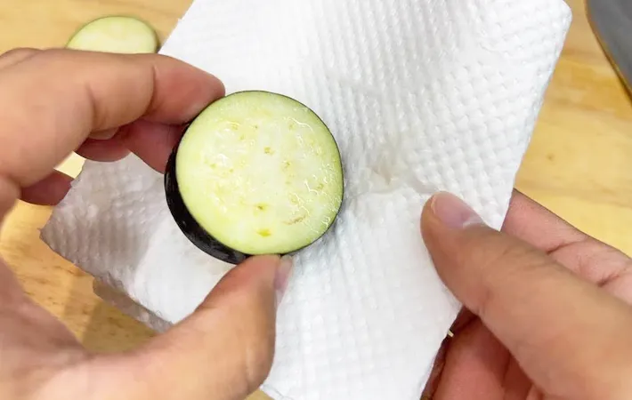 『ナスの水気を取る』写真（撮影：キジカク）
