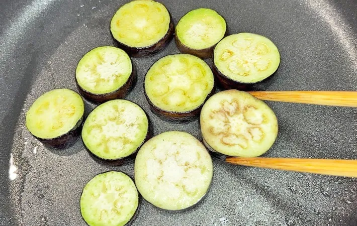 『ナスを焼いている』写真（撮影：キジカク）