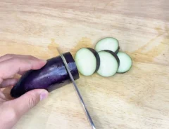 『ナスをカットする』写真（撮影：キジカク）