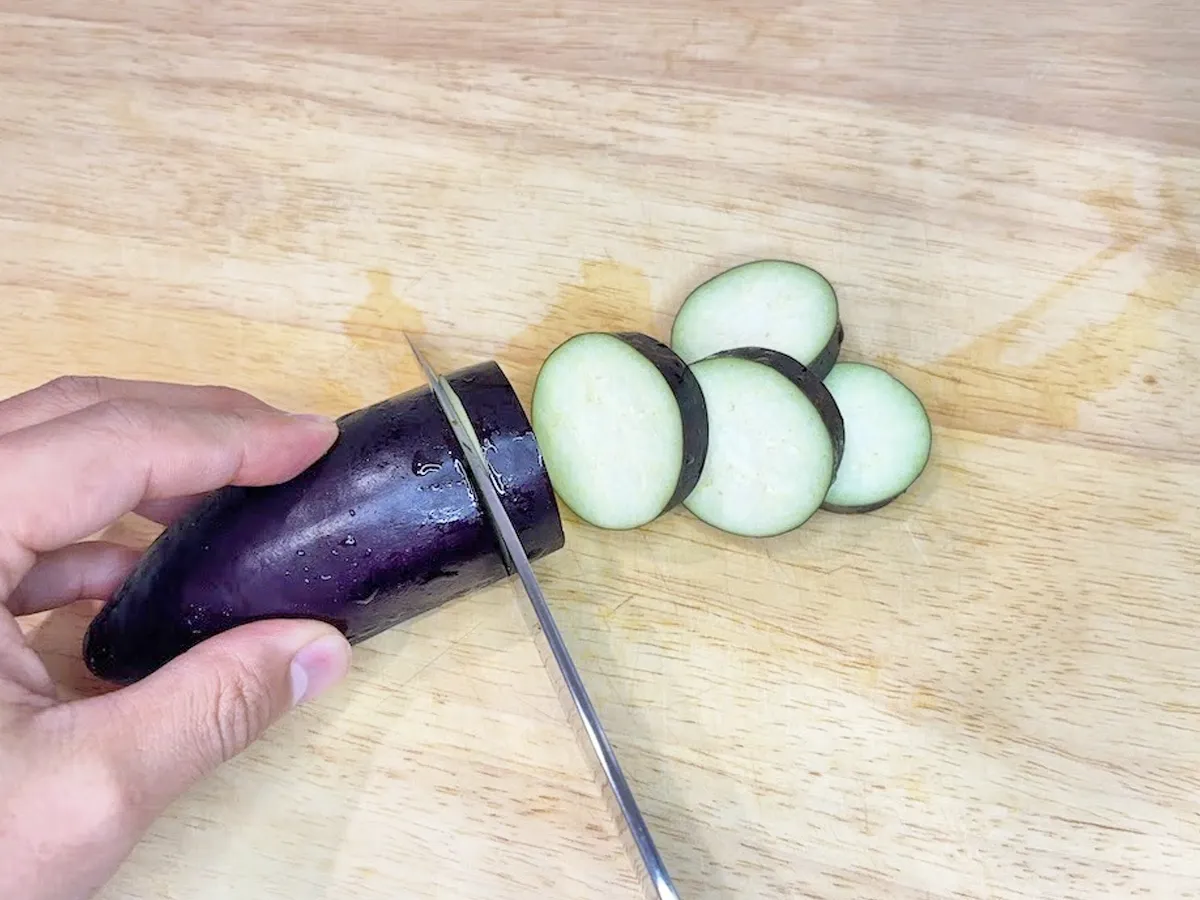『ナスをカットする』写真（撮影：キジカク）