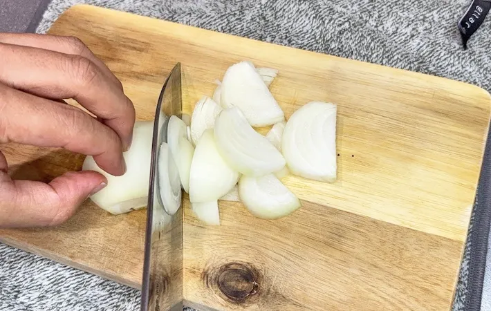 『きな粉入り味噌汁』を作る写真（撮影：キジカク）
