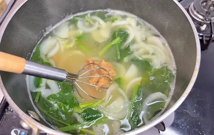 『きな粉入り味噌汁』を作る写真（撮影：キジカク）