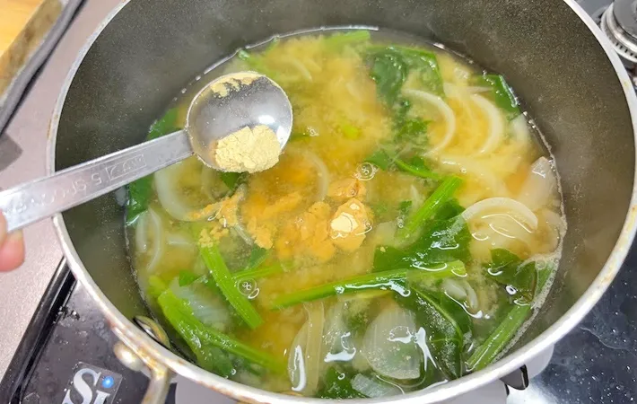 『きな粉入り味噌汁』を作る写真（撮影：キジカク）