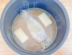 『もっちりいかめし風釜めし』を作る写真（撮影：キジカク）