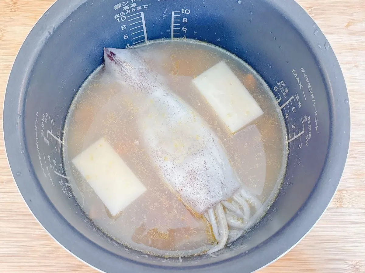 『もっちりいかめし風釜めし』を作る写真（撮影：キジカク）