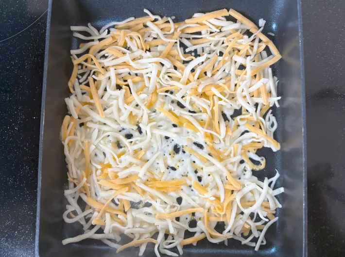 玉子焼き器にピザ用チーズを広げた画像（撮影：エニママ）