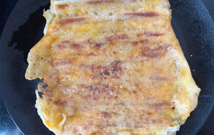 ひっくり返して焼いている画像（撮影：エニママ）