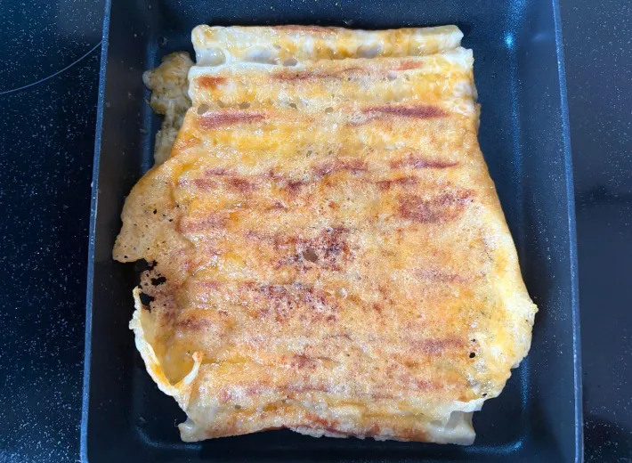 焼いたちくわを皿に取り出した画像（撮影：エニママ）