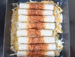 チーズの上にちくわを並べて焼いている画像（撮影：エニママ）