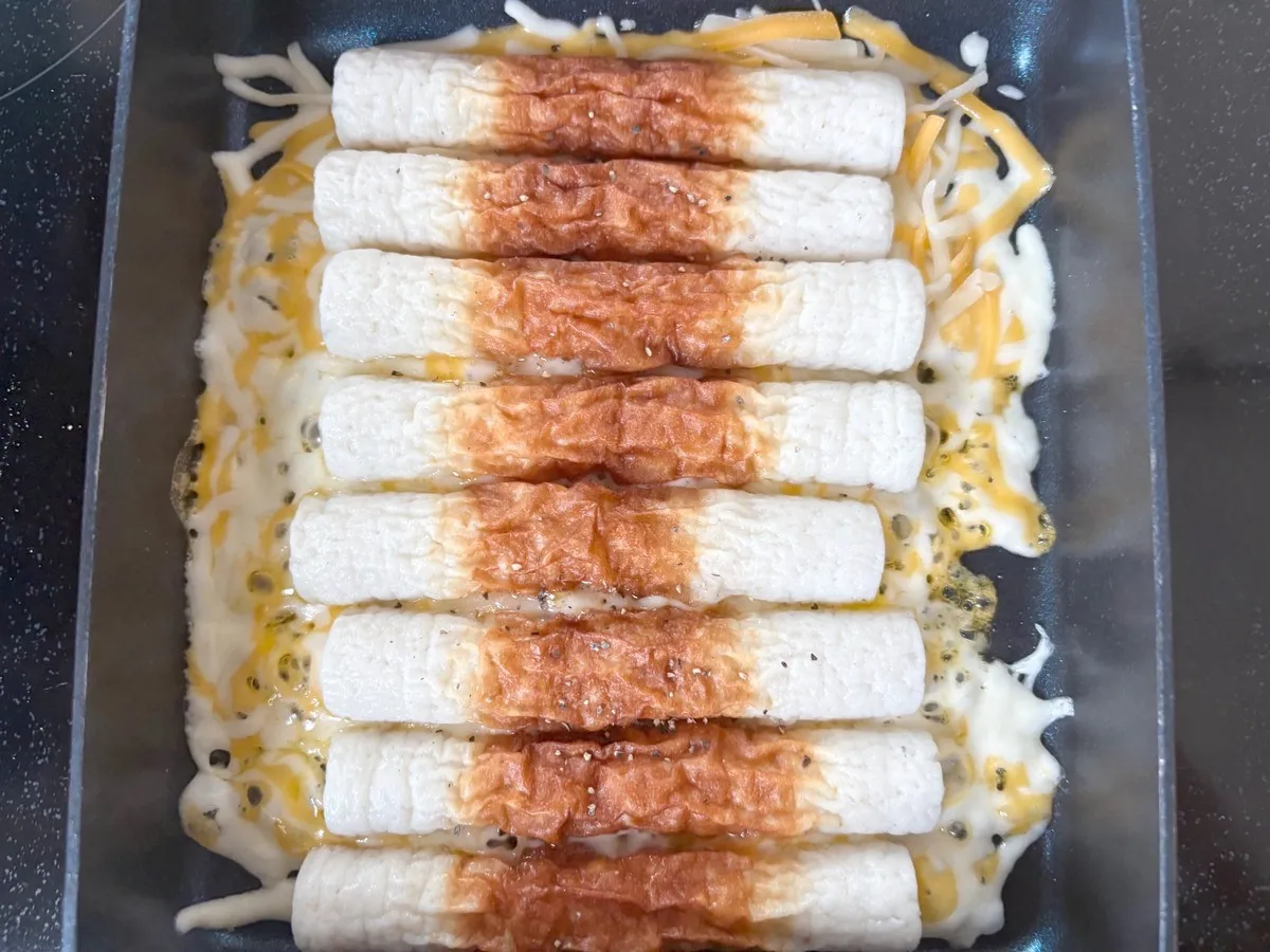 チーズの上にちくわを並べて焼いている画像(撮影:エニママ)