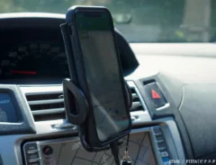 ハンズフリーでスマホを操作する写真