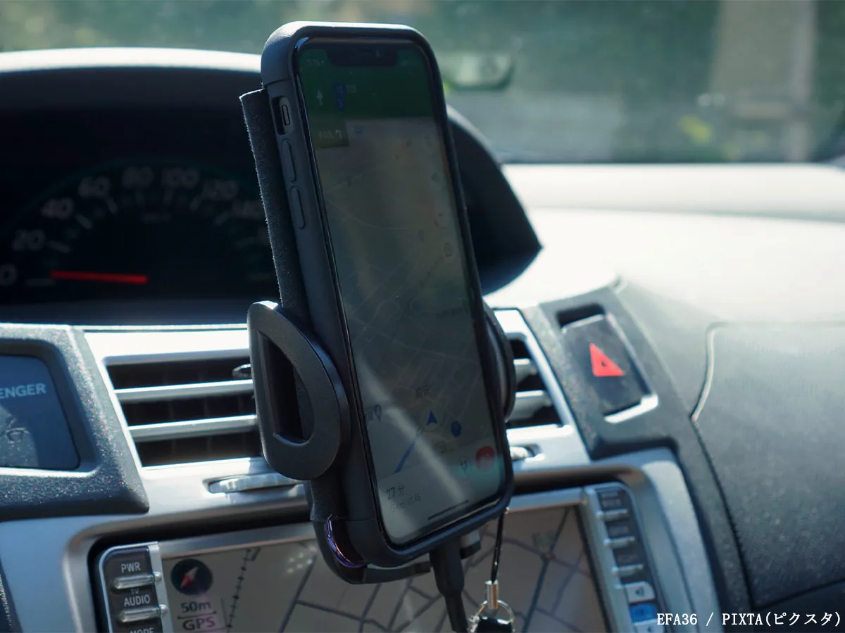 ハンズフリーでスマホを操作する写真