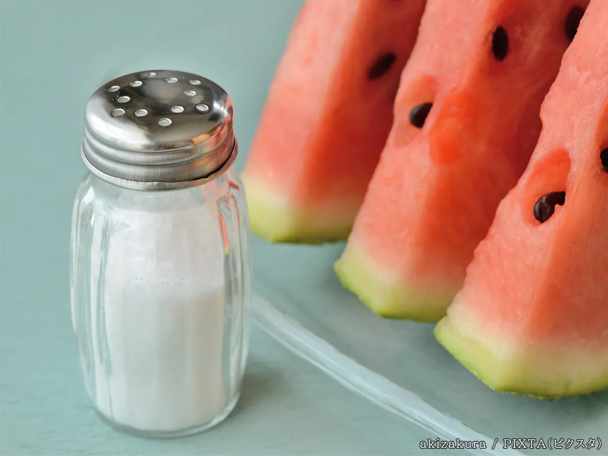スイカと塩の写真