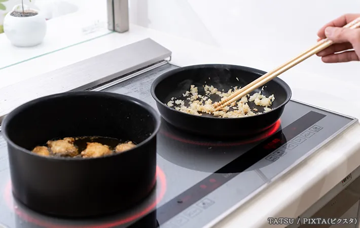 IHクッキングヒーターで調理をする写真