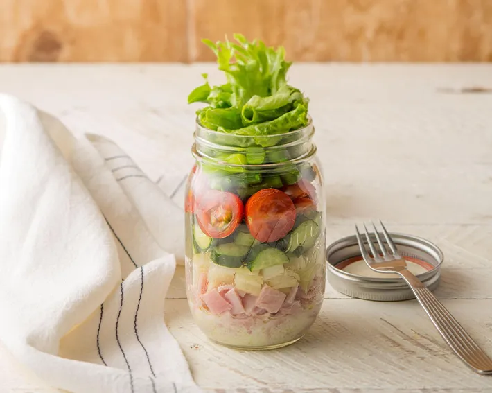 『ヨーグルトドレッシングのジャーサラダ』の写真