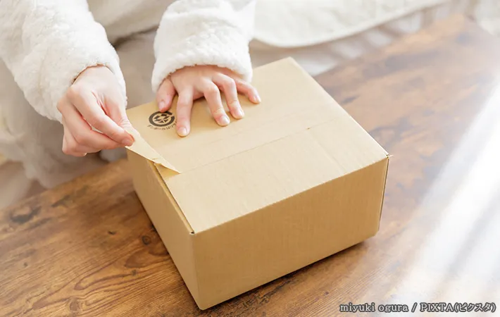 粘着テープをはがす写真