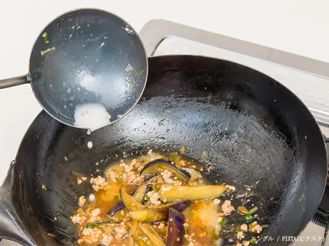 水溶き片栗粉を使って料理をしている写真