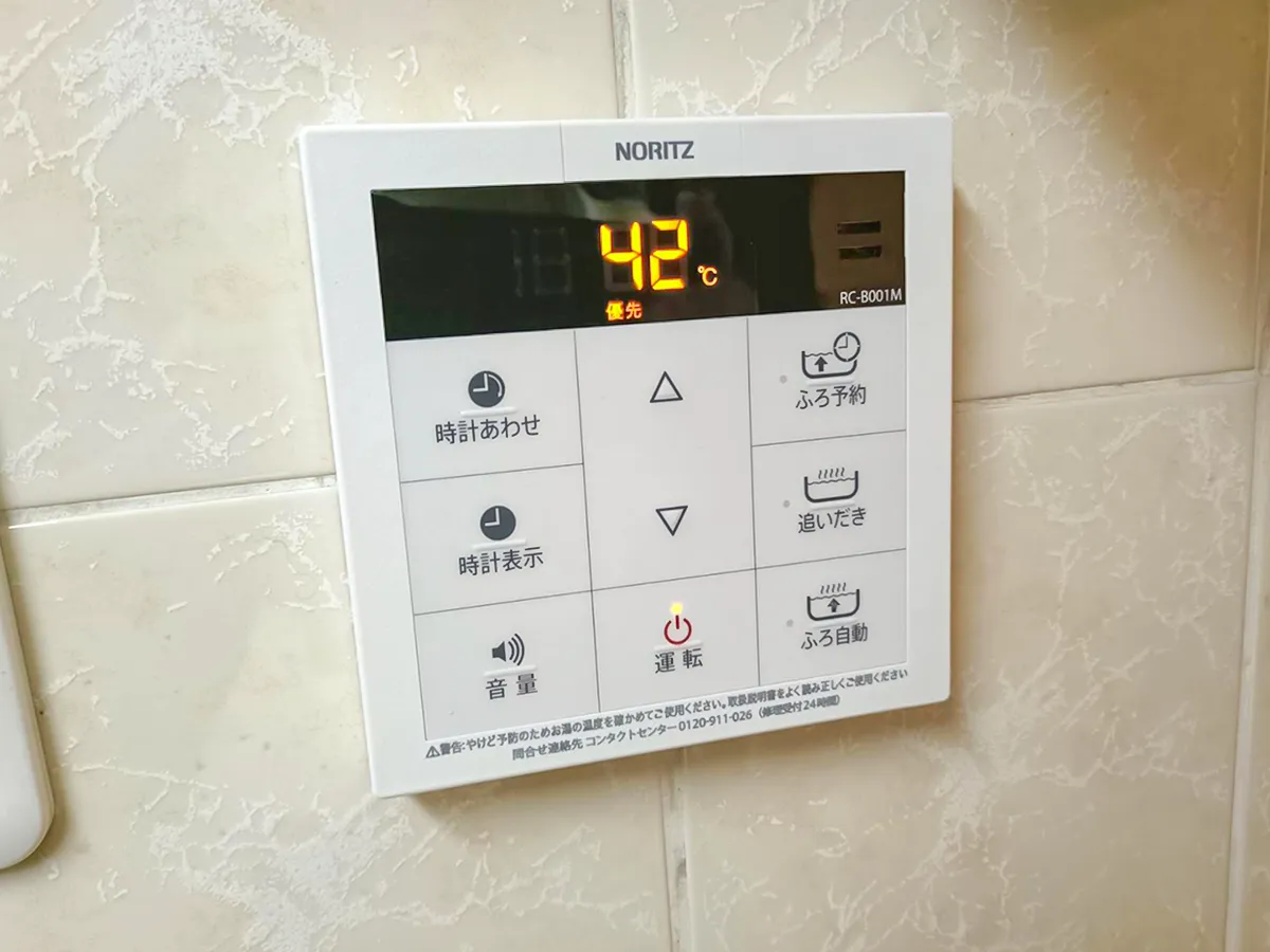 ノーリツ製の給湯器リモコンの写真(撮影:デジタル・コンテンツ・パブリッシング)