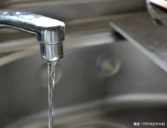 水が出ている蛇口の写真