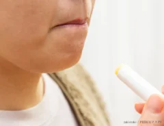 リップクリームを塗っている写真