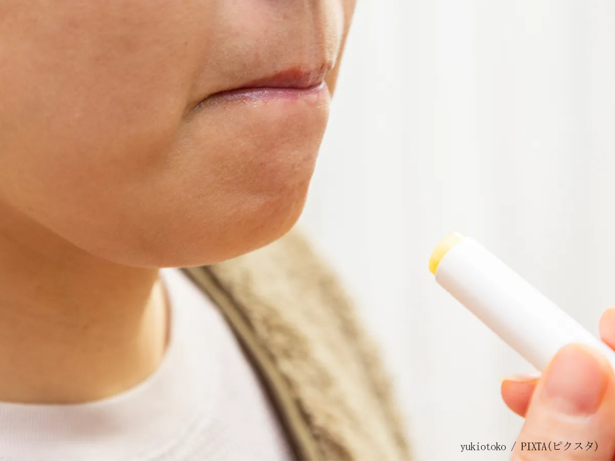 リップクリームを塗っている写真